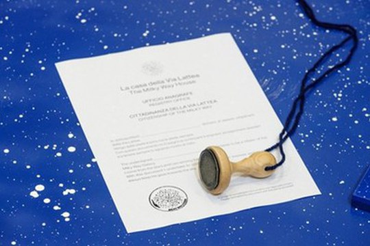 La casa della Via Lattea:  dagli studenti dell’Alma Mater e dal duo Antonello Ghezzi,  una mostra per sentirsi cittadini della stessa galassia